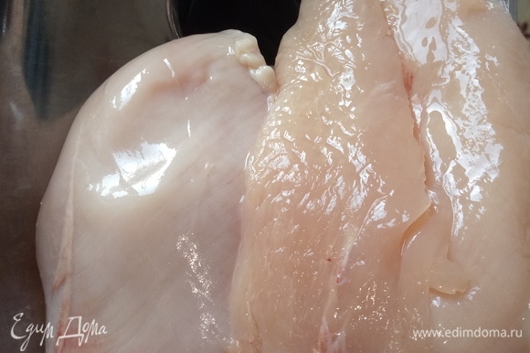 Куриные грудки пропустить через крупную сетку мясорубки. Добавить соль и перец. Чеснок выдавить через пресс или мелко нарезать.