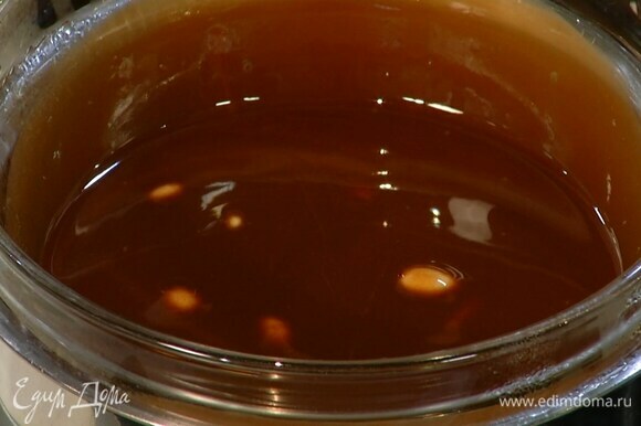 Черный шоколад и сливочное масло растопить на водяной бане.