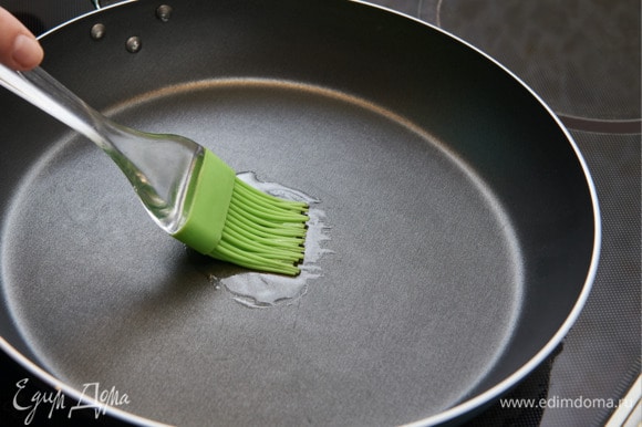 Перед жаркой первого блина с помощью кулинарной кисти или бумажной салфетки смажьте сковороду небольшим количеством растительного масла. Нагрейте сковороду.