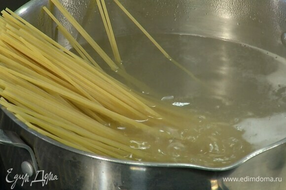 Спагетти отваривать в подсоленной воде на пару минут меньше, чем указано в инструкции на упаковке, затем воду слить и сохранить.