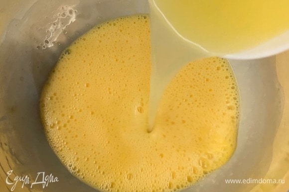 В жаропрочной посуде смешайте венчиком яйца и желтки, влейте лимонный сок.