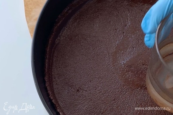 Утрамбуйте равномерно шоколадную основу сначала ложкой, а затем стаканом с плоским дном сделайте небольшие бортики. Поставьте шоколадную основу в холодильник на 25–30 минут.