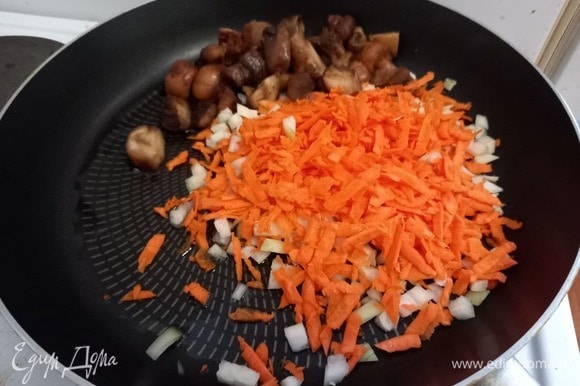 На сковороду добавляем подсолнечное масло, лук, чеснок, морковь и грибы. Обжариваем на среднем огне примерно 5 минут, пока овощи не станут мягкими.