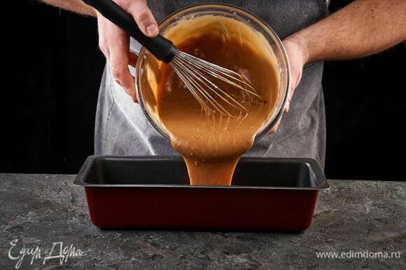 Выложите тесто в форму, разровняйте лопаткой.