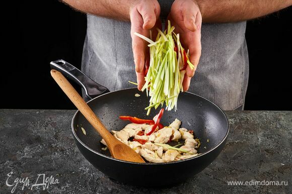Добавьте нарезанные овощи (перец, порей), обжаривайте еще 2–3 минуты.