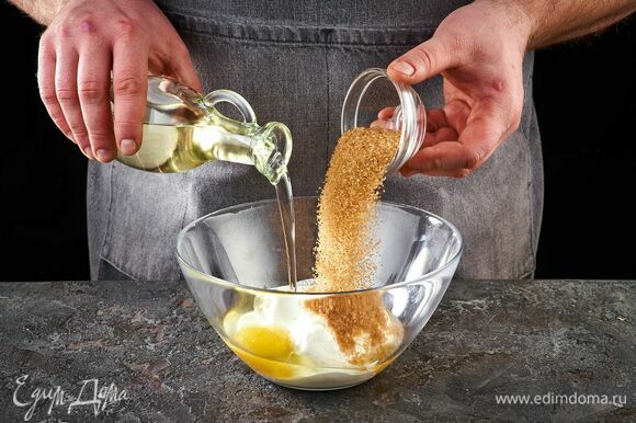 В отдельной посуде смешайте сахар, яйцо, сметану, затем влейте растительное масло. Оставьте ненадолго. Взбейте блендером до получения пышной гладкой массы.
