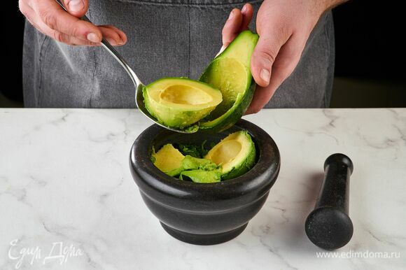 Переложите авокадо, чили, чеснок и кинзу в ступку.