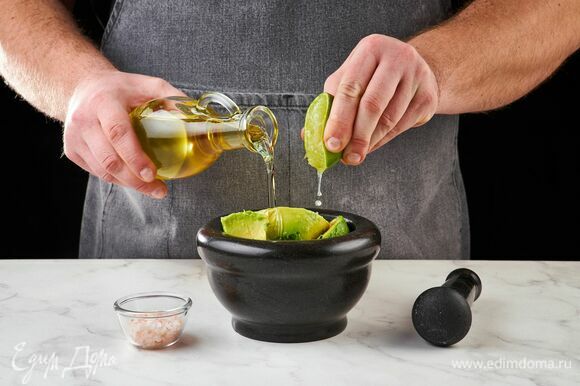 Добавьте сок лайма и оливковое масло. Посолите и разомните все до состояния пюре.