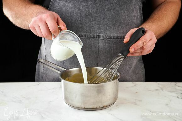 В полученную массу постепенно добавляйте молоко, постоянно помешивая венчиком. Консистенция соуса должна быть похожа на густую сметану.