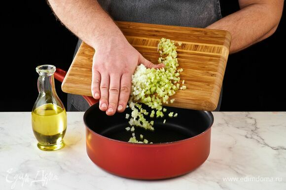 Обжарьте на сковороде с оливковым маслом около 3 минут.