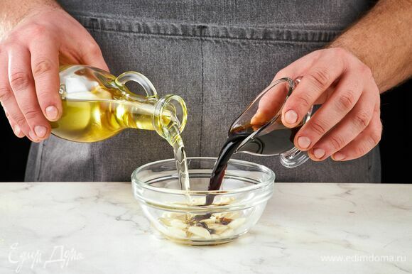Приготовьте соус. В чаше смешайте нарезанный тонкими слайсами чеснок, оливковое масло и соевый соус.