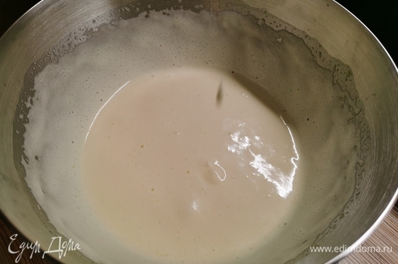 Яйца взбить с сахаром до пышной белой массы. Влить растительное масло и снова взбить.