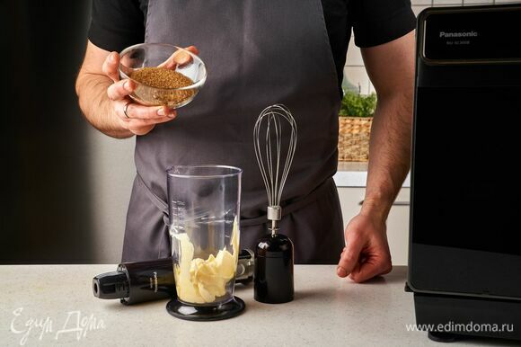 Размягченное сливочное масло взбейте с сахаром с помощью венчика в стакане блендера.