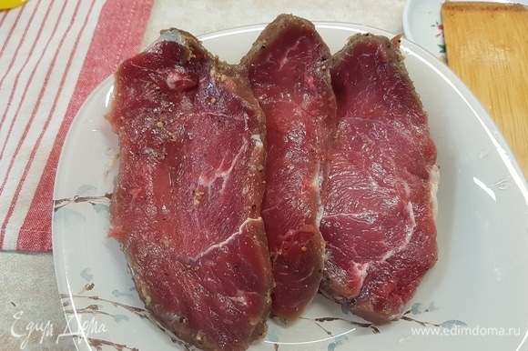 Мясо нарезать на куски толщиной примерно 3,5 см.