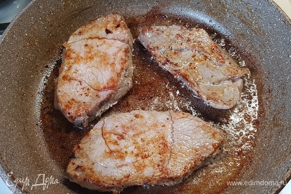 В сковороде разогреть масло и обжарить говядину с двух сторон до румяной корочки.
