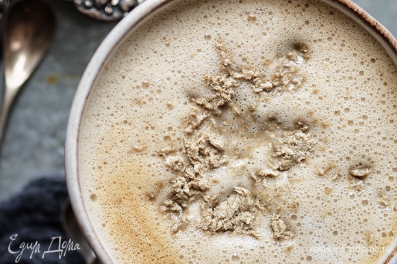 Сварить эспрессо в кофемашине или в турке. Влить ароматизированное молоко в кофе, перемешать, украсить кусочками халвы. Подавать немедленно.