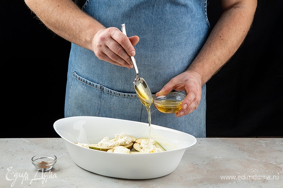 Выложите груши в форму Luminarc Smart Cuisine. Заполните половинки груш сыром. . Полейте фрукты медом, посыпьте корицей. Запекайте в духовке при 200°C около 15 минут.