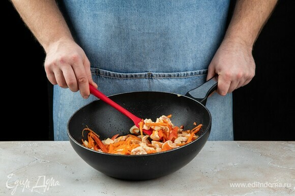 Обжарьте на сковороде курицу. Как только мясо побелеет, добавьте нарезанные овощи. Не спешите солить!