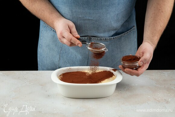 Посыпьте десерт какао и уберите в холодильник на 2–3 часа.