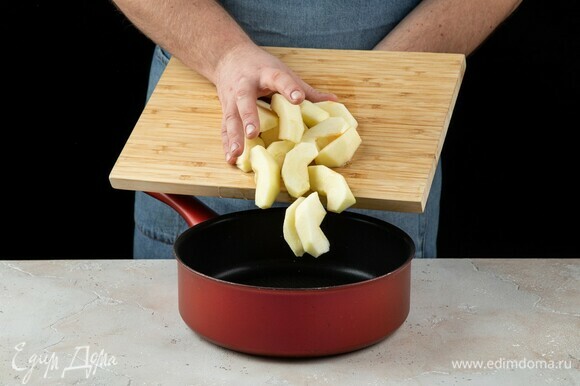 Яблоки почистите, нарежьте крупными дольками. Обжарьте на сковороде, добавив сахар, корицу и сливочное масло. Тушите до мягкости.