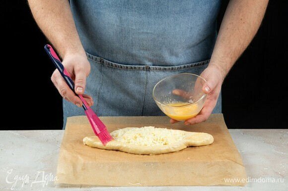 Смажьте взбитым яйцом. Выпекайте в духовке при 200°C около 20 минут.