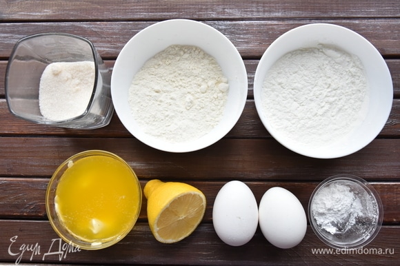 Подготовить необходимые продукты. Масло растопить в микроволновой печи. С половинки лимона снять цедру и выжать сок.