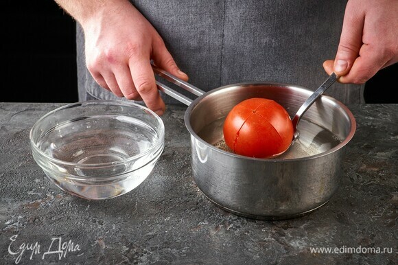 С помидоров снимите кожу, для этого сделайте на нем надрезы, опустите на 10 секунд в кипящую воду, остудите. После этого сможете легко его очистить.