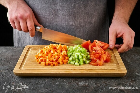 Помидор, морковь и сельдерей нарежьте кубиками.
