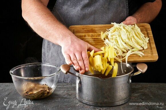 Добавьте в кастрюлю картофель и капусту, варите 15 минут.