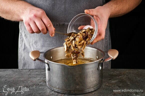 В кастрюлю с капустой и картошкой добавьте грибы.