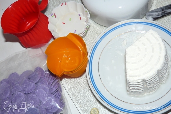 Для этого лакомства я использовала домашний творожный сыр, приготовление которого описано в предыдущем рецепте. Подготовить силиконовые формочки, цветную глазурь и силиконовый кувшинчик.