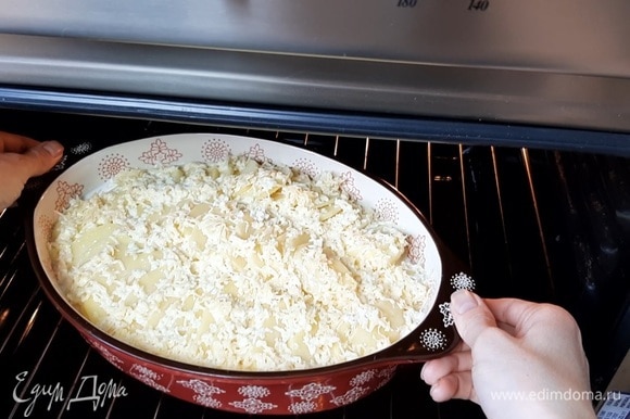 Запекаем в хорошо прогретой духовке при температуре 180°C примерно 60–80 минут. Через час запекания проверяем мягкость картофеля. При необходимости допекаем еще.