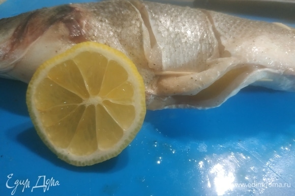 Внутри рыбы спрятать дольки лимона и закрепить брюшко с помощью зубочистки, чтобы лимон при жарке не выпадал и отдавал рыбе необходимые вкусовые качества.