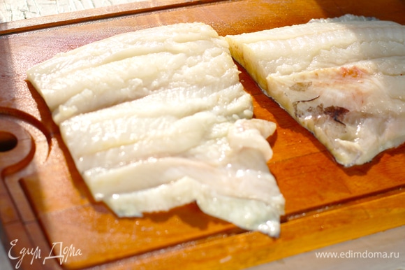 Разогрейте духовку до 200°C, смажьте противень маслом или запекайте на фольге. Посолите слегка и поперчите рыбу.