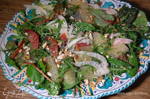 Посыпать салат измельченными орехами и маком.