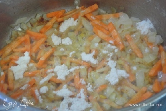 В кастрюле с толстым дном пассеровать сначала лук, затем добавить морковь и петрушку. Продолжить пассеровку. Посыпать мукой, хорошо перемешать и залить бульоном.