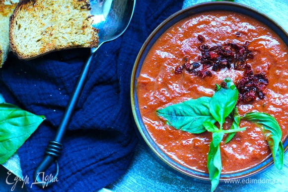 Перелить в кастрюлю, добавить вяленые томаты и прогреть суп. Выправить по соли.