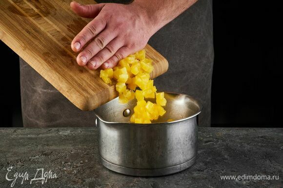 Добавьте кубики ананаса в остывший сироп.