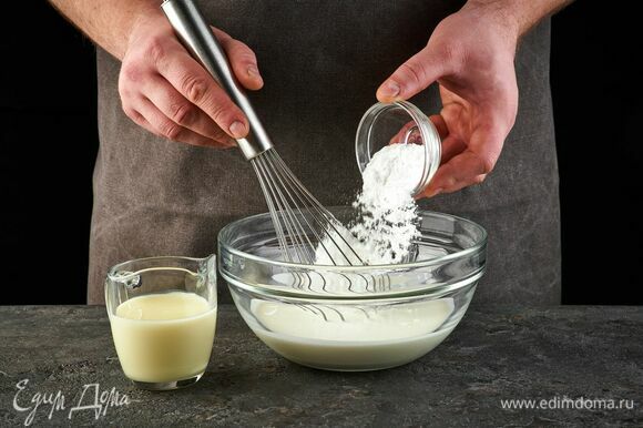 Займитесь кремом. Сливки взбейте с сахарной пудрой до густоты, затем добавьте сгущенное молоко и еще раз взбейте.