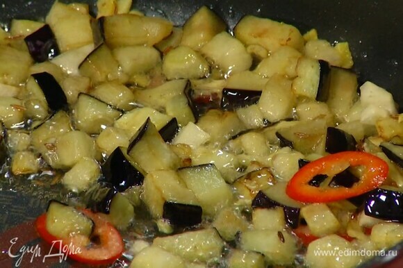 Перец чили и зеленый лук тонко нарезать, отправить в сковороду с овощами, все посолить и поперчить.