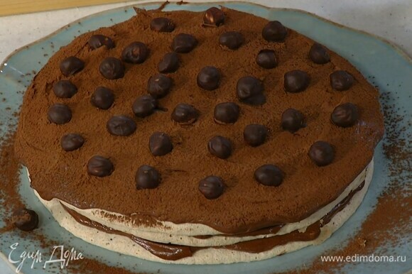 Украсить торт орехами в шоколаде.