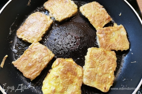 Обжарить до золотистого цвета на раскаленной сковороде с добавлением растительного масла.