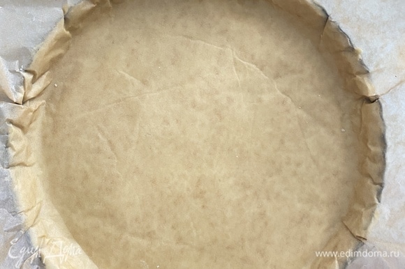 Муку просеять. Масло перетереть в крошку с мукой и солью. Добавить воду и быстро замесить однородное тесто. Убрать в холодильник на час. Охлажденное тесто раскатать между листами пергамента в пласт толщиной 3–4 мм. Переложить тесто в форму диаметром 24 см, прижать, обрезать края. Наколоть вилкой по всему периметру и убрать в морозилку на 15 минут.