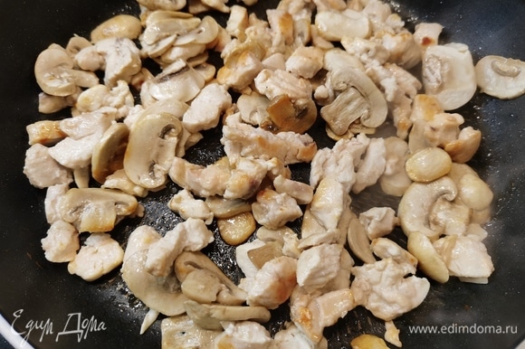 К курице добавить нарезанные шампиньоны и обжаривать еще 2–3 минуты.