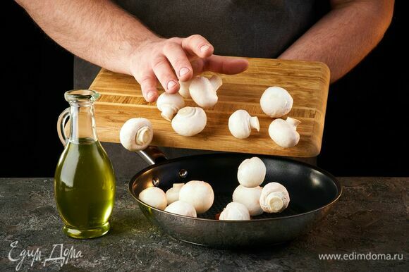 Обжарьте на разогретой сковороде с растительным маслом около 5 минут.