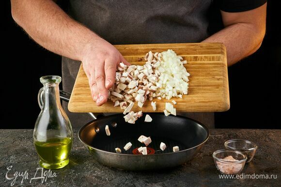 Лук мелко нарежьте. На сковороде в растительном масле обжарьте лук и шампиньоны. Посолите, поперчите и тушите до готовности.