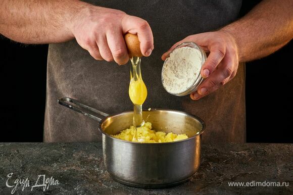 В пюре добавьте яйцо, перемешайте. Добавьте муку и замесите однородное тесто.