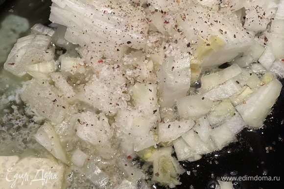 В чугунной сковороде обжариваем мелко нарезанный лук с солью и свежемолотым перцем. Когда лук обжарится, добавляем 1 ч. л. тимьяна или прованских трав.