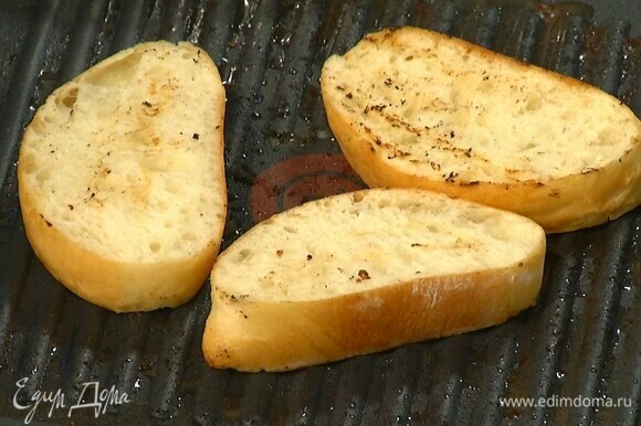 Хлеб обжарить на разогретой сковороде-гриль, затем порвать руками на крутоны.