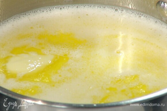Молоко влить в кастрюлю, добавить 100 г сливочного масла и прогреть так, чтобы масло растопилось.